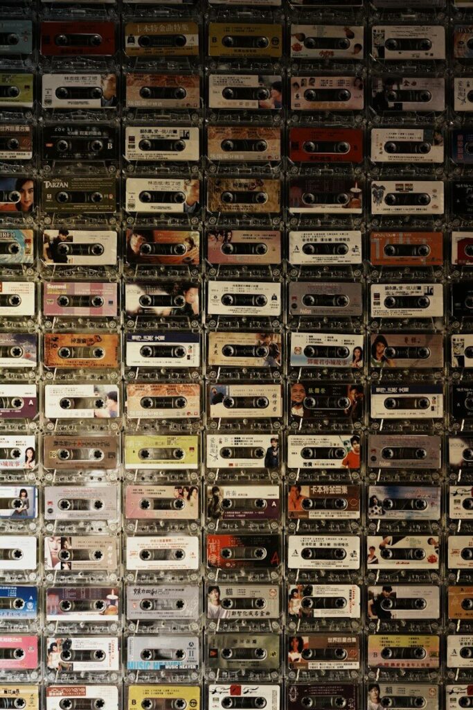 Pared cubierta de casetes antiguos, colección de cintas de música de Home Tapes